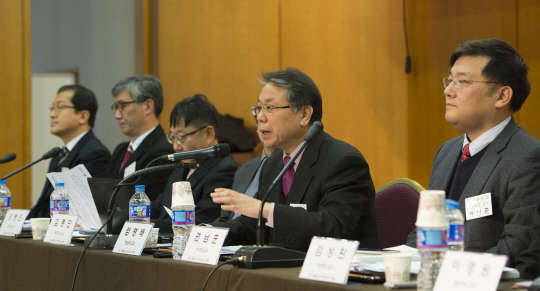 미래창조과학부와 정보통신정책연구원이 3일 서울 명동 은행회관에서 SKT-CJ헬로비전의 인수합병(M&A)에 대한 전문가 토론회를 개최했다. 이번 토론회는 양사 M&A에 대한 미래부의 인가를 앞두고 정부가 주관한 첫 토론의 자리여서 업계의 이목이 집중됐다. 이날 염명배 충남대 교수(오른쪽 두번째)가 토론회를 진행하고 있다.  유동일기자 eddieyou@